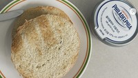 Tak jarang, Dita Karang juga mengunggah foto makanan nih. Kali ini dia menampilkan kopi dan bagel yang memang tengah disukainya. Foto: Instagram hey__deets