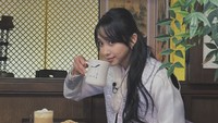 Cantik! Ini potret Dita Karang minum kopi dan makan pastry sambil mengenakan hanbok, baju tradisional Korea. Foto: Instagram hey__deets