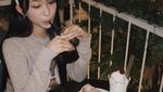 Pose Cantik Dita Karang Saat Makan di Kafe Estetik dan Ngopi