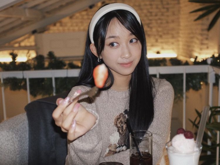 Pose Cantik Dita Karang Saat Makan di Kafe Estetik dan Ngopi