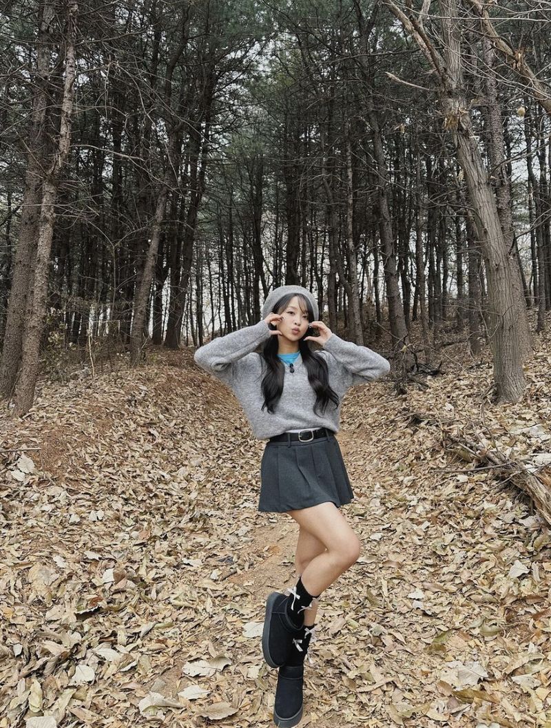 Pose Cantik Dita Karang Saat Makan di Kafe Estetik dan Ngopi