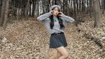 Pose Cantik Dita Karang Saat Makan di Kafe Estetik dan Ngopi
