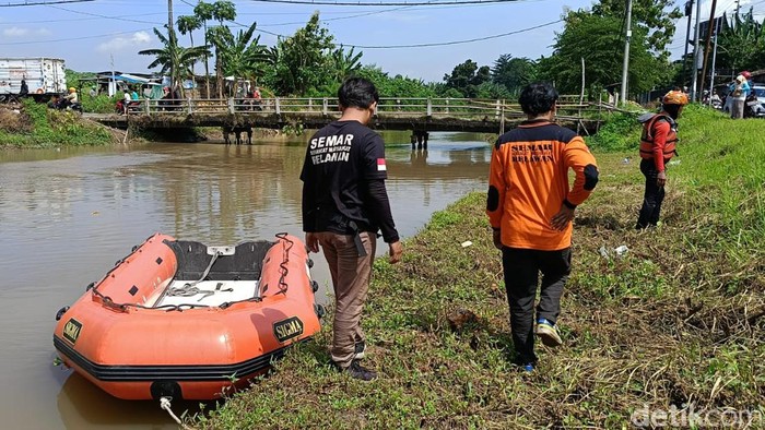 Proses pencarian pemotor KLX yang hanyut di sungai Sidoarjo usai tabrak pembatas jembatan