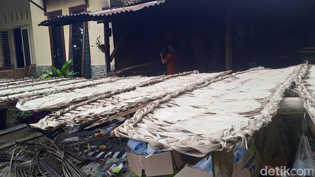 Proses penjemuran opak yang diproduksi Herlina di rumahnya di Desa Candirejo, Deli Serdang (Andika Syahputra/detikcom)