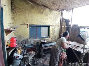 Pilu Ratna Rumahnya Ambruk usai Diguncang Gempa Garut