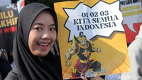 Mereka membentangkan poster perdamaian.