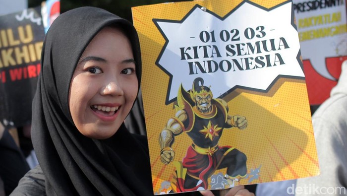 Rekonsiliasi Lintas Paslon Capres-cawapres di CFD Jakarta Sejumlah relawan lintas capres dan cawapres menggelar aksi di CFD Jakarta. Mereka menyerukan persatuan antar pendukung capres-cawapres usai Pemilu 2024.