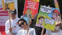Mereka kompak mengenakan kaos putih.