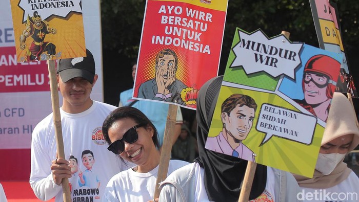 Sejumlah relawan lintas capres dan cawapres menggelar aksi di CFD Jakarta. Mereka menyerukan persatuan antar pendukung capres-cawapres usai Pemilu 2024.