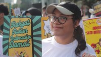 Berbagai poster dengan gambar dan tulisan menarik mereka bentangkan.