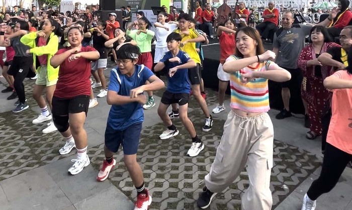 Ribuan pelari turut merayakan Hari Tari Dunia yang jatuh pada 28 April 2024 di Solo. Mereka melakukan flashmob yang seru.