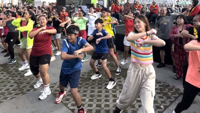 Ribuan pelari turut merayakan Hari Tari Dunia yang jatuh pada 28 April 2024 di Solo. Mereka melakukan flashmob yang seru.