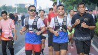 Komunitas pelari melakukan lari bersama sepanjang 10 Kilometer pada acara 42K Dress Rehearsal Run di Jakarta, Minggu (28/4).