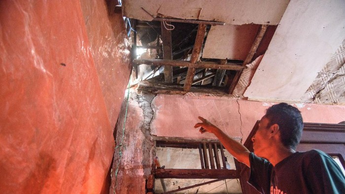 Rumah terdampak gempa Garut di Bandung Barat Warga menutup tembok rumah yang roboh akibat terdampak gempa dengan menggunakan terpal di Cipatat, Kabupaten Bandung Barat, Minggu (28/4/2024). Dua unit rumah di Bandung Barat mengalami rusak akibat terdampak gempa berkekuatan 6,5 skala magnitudo yang mengguncang Kabupaten Garut pada Sabtu (27/4). ANTARA FOTO/Novrian Arbi/tom.