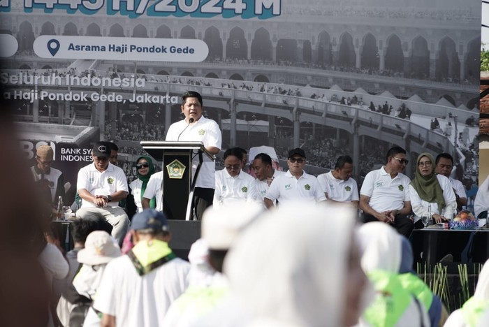 Sekjen Kemenag M. Ali Ramdhani dalam acara Senam Haji Indonesia di Asrama Haji Pondok Gede Jakarta, Minggu (28/4/2024).