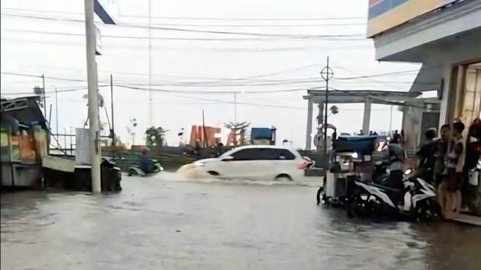Situasi banjir yang menggenang jalan di area Alun-alun Gadobangkong, Palabuhanratu, Kabupaten Sukabumi (