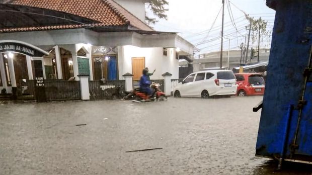 Situasi banjir yang menggenang jalan di area Alun-alun Gadobangkong, Palabuhanratu, Kabupaten Sukabumi (