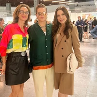 Kedekatan keduanya telah tercium sejak akhir tahun 2023. Inilah penampilan pasangan lesbian tersebut di acara seni pada Desember 2023. Keduanya foto dengan seniman Michelle Tillou. Foto: dok. Instagram