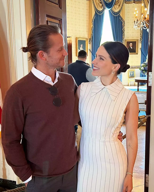 Sophia Bush dan Ashlyn sama-sama bercerai dari pasangan masing-masing sebelum akhirnya mengumumkan hubungan mereka. Sophia sebelumnya menikah dengan pengusaha Grant Hughes pada Juni 2022. Foto: dok. Instagram