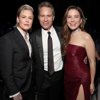 Inilah penampilan Sophia yang mengenakan dress merah dan Ashlyn yang tampil bergaya androgini dengan setelan jas saat grup foto di acara Elton John AIDS Foundations 32nd Annual Academy Awards Viewing Party pada Maret. Foto: dok. Getty Images