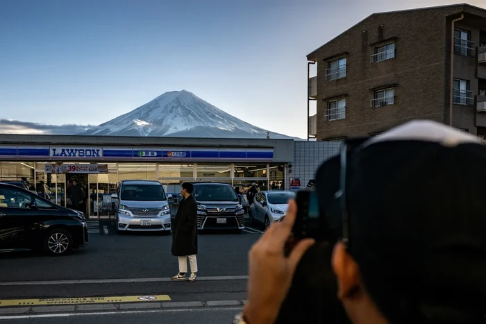 Untuk Menjaga Keamanan, Spot Foto Ikonik Berlatar Gunung Fuji Kini Dilengkapi Pagar