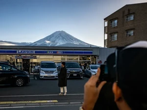 Turis Membeludak, Spot Foto Berlatar Gunung Fuji Kini Dipagari