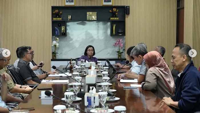 Sri Mulyani Rela Malam Minggu Rapat di Bea Cukai Gegara Banyak Kasus Viral! Menkeu Sri Mulyani rapat malam-malam di Kantor Pelayanan Utama Bea Cukai Soekarno-Hatta. Rapat itu membahas isu viral yang muncul terkait Bea Cukai.
