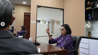 Sri Mulyani mengatakan dua kasus itu mirip yaitu keluhan mengenai pengenaan bea masuk dan pajak yang ditemukan indikasi bahwa harga yang diberitahukan oleh perusahaan jasa titipan (PJT) lebih rendah dari yang sebenarnya. Kasus pun dianggap sudah selesai dan barang sudah diterima pemilik karena petugas Bea Cukai telah mengoreksi keperluan penghitungan bea masuk dan pajaknya.