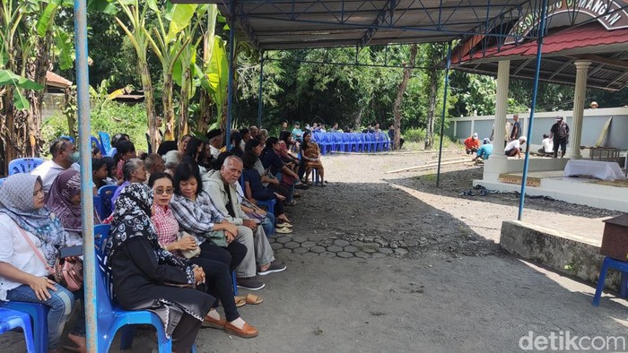 Suasana jelang pemakaman penyair Joko Pinurbo di Demangan, Sleman, Minggu (28/4/2024).
