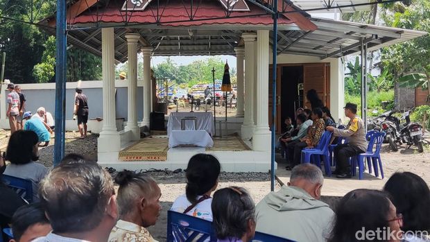 Suasana jelang pemakaman penyair Joko Pinurbo di Demangan, Sleman, Minggu (28/4/2024).