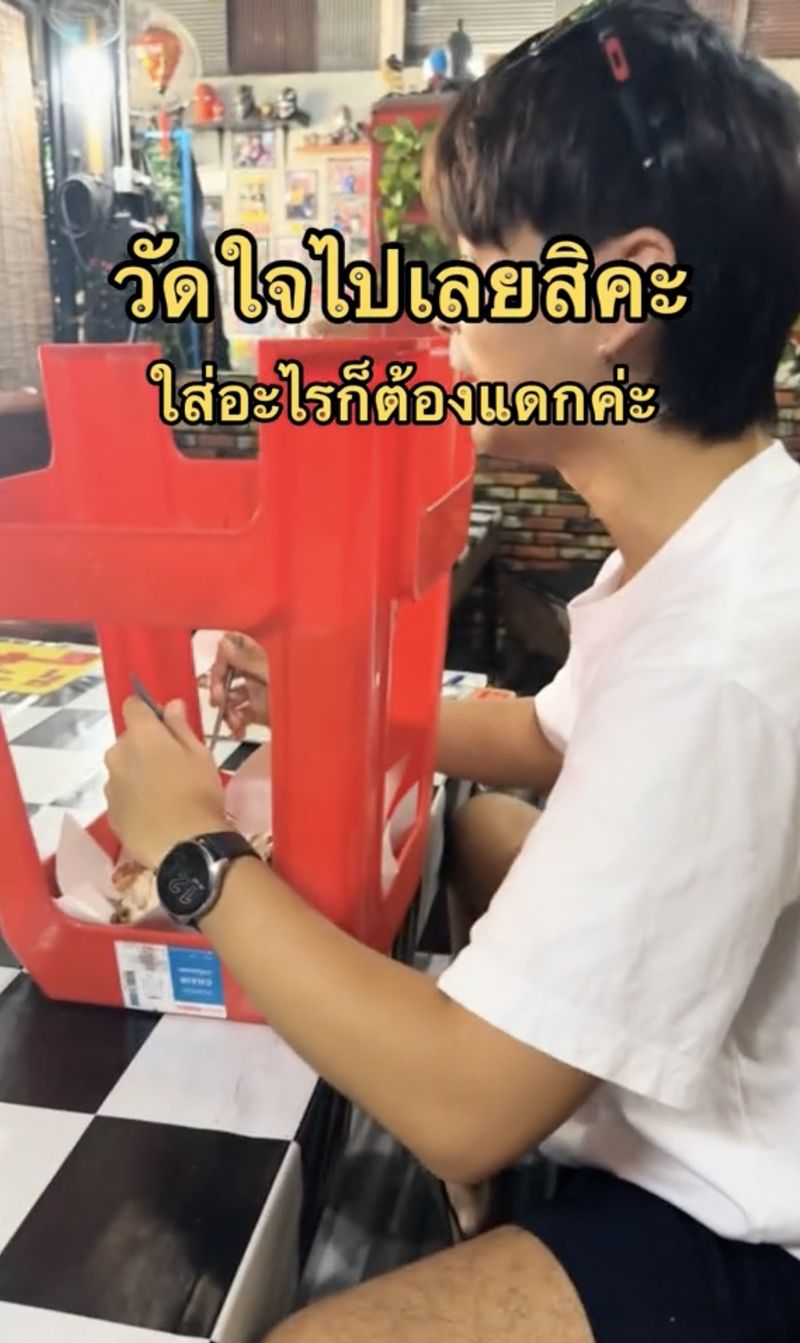 Tak Pakai Piring, Resto Ini Sajikan Nasi Babi Pakai Kursi Plastik!