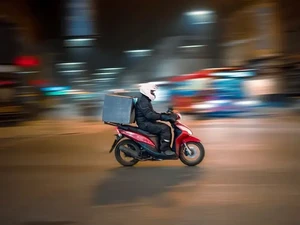 Taruh Makanan Pembeli di Lantai, Ojol Ini Dikritik Tak Sopan