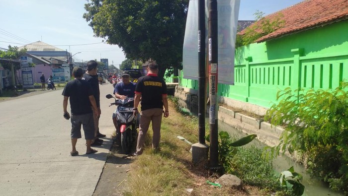 TKP penemuan mayat pria diduga korban tabrak lari di selokan di Larangan, Brebes, Minggu (28/4/2024).