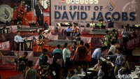Para atlet tenis meja bertanding dalam Open Tournament The Spirit of David Jacobs di GOR UNJ, Jl Pemuda, Rawamangun, Jakarta, Minggu (28/4/2024).