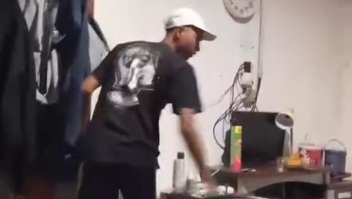 Garut sempat diguncang Gempa dengan kekuatan magnitudo (M) 6,5, dan terasa hingga ke sejumlah wilayah. Detik-detik terjadi gempa pun sempat terekam, oleh salah satu pengguna TikTok saat sedang live.
