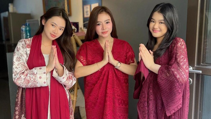 Vitalia Shesya bersama dua putrinya.