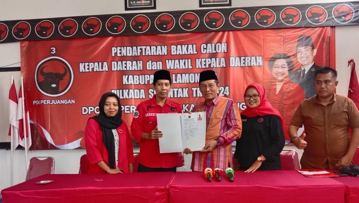 Wakil Bupati Lamongan Abdul Rouf saat mengambil formulir penjaringan di kantor PDIP Lamongan