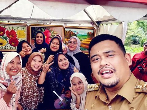 Wali Kota Medan Bobby Nasution saat mendatangi stan Irgie Kaligrafi saat ikut bazar beberapa waktu lalu. (Foto: Dok Pribadi M Irwan)