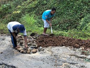 Warga Ngebel Ponorogo Swadaya Tambal Jalan Rusak yang Tak Kunjung Diperbaiki