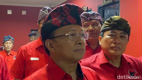 Wayan Koster seusai konsolidasi terkait Pilgub Bali di DPC PDIP Badung, Minggu (28/4/2024). (Foto: Agus Eka/detikBali)