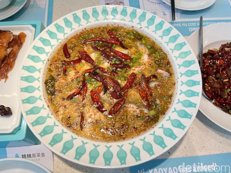 Puas Cicip Sup Ikan Sayur Asin di Restoran Nagita Slavina