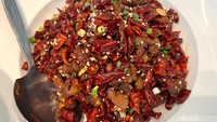 Ada pun hidangan Ayam Goreng Mala Sichuan (Rp 120.000). Berupa potongan kecil ayam goreng yang dimasak dengan mala dan cabe kering Sichuan. Foto: Detikcom / Atiqa Rana