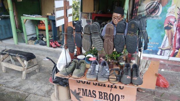 Zaenal Arifin, Tukang Sol Sepatu di Cirebon
