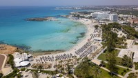 Lalu, diposisi ke-7 ada Pantai Nissi di Cyrpus. Pantai berpasir dengan perairanbersih berwarna biru kehijauan. Athanasios Gioumpasis/Getty Images