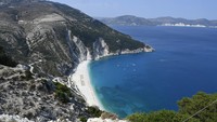 Lanjut, dipoisi ke-8 ada Pantai Myrtos di Yunani. Pantai indah ini semakin memukau karena diapit oleh dua dua kaki gunung, Agia Dynati dan Kalon Oros. Paolo Reda/REDA&CO/Universal Images Group via Getty Images