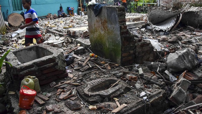 Bupati Tasikmalaya Ade Sugianto (kanan) meninjau rumah warga yang roboh akibat terdampak gempa di Desa Singajaya, Kecamatan Cibalong, Kabupaten Tasikmalaya, Jawa Barat, Minggu (28/4/2024). Berdasarkan data dari BPBD Kabupaten Tasikmalaya sebanyak 19 rumah dan empat fasilitas umum di 12 kecamatan mengalami kerusakan akibat terdampak gempa bumi magnitudo 6.5 di Barat Daya Garut. ANTARA FOTO/Adeng Bustomi/tom.