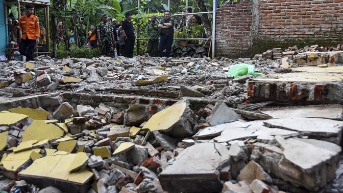 Bupati Tasikmalaya Ade Sugianto (kanan) meninjau rumah warga yang roboh akibat terdampak gempa di Desa Singajaya, Kecamatan Cibalong, Kabupaten Tasikmalaya, Jawa Barat, Minggu (28/4/2024). Berdasarkan data dari BPBD Kabupaten Tasikmalaya sebanyak 19 rumah dan empat fasilitas umum di 12 kecamatan mengalami kerusakan akibat terdampak gempa bumi magnitudo 6.5 di Barat Daya Garut. ANTARA FOTO/Adeng Bustomi/tom.
