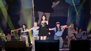 IU seperti punya konsep yang udah lama ingin dia sajikan sebagai peralihan dari era hidupnya di usia 20-an dan 30-an. Terasa dari segala pilihan lagu yang dia nyanyikan di konser ini. (Foto: dok. EDAM Entertainment/CK Star Entertainment)