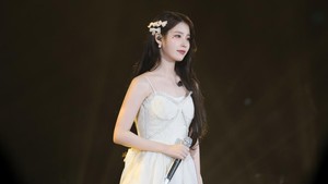 Dan yang nggak kalah menarik perhatian adalah setiap kostum yang dia kenakan. Coba lihat IU di foto ini, cantik banget kayak bidadari! (Foto: dok. EDAM Entertainment/CK Star Entertainment)