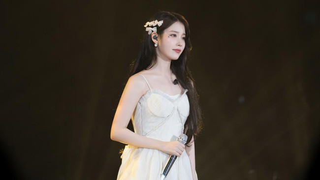 Penampilan IU di konser 2024 IU HEREH World Tour Concert In Jakarta. Konser ini digelar selama dua hari di ICE BSD pada 27-28 April 2024.